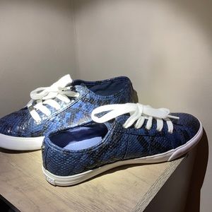 💙 G by GUESS blue snake print sneakers
